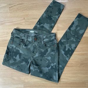 Old Navy Camo Rockstar Mid-Rise Super Skinny Jeans Size 4 EUC